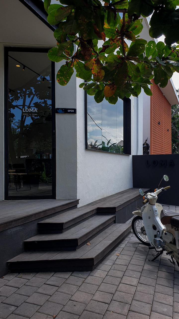 LOMA Coffee Seseh entrance